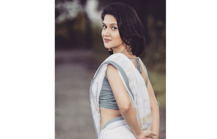 ‘একটা ধবল চিতল-হরিণীর ছায়া আতার ধূসর ক্ষীরে-গড়া মূর্তির মতো নদীর জলে সমস্ত বিকেলবেলা ধ’রে স্থির।’ জীবনানন্দ দাশের কবিতার এই লানটি ছবিটির ক্যাপশন দিয়েছেন। ছবি: ফেসবুক