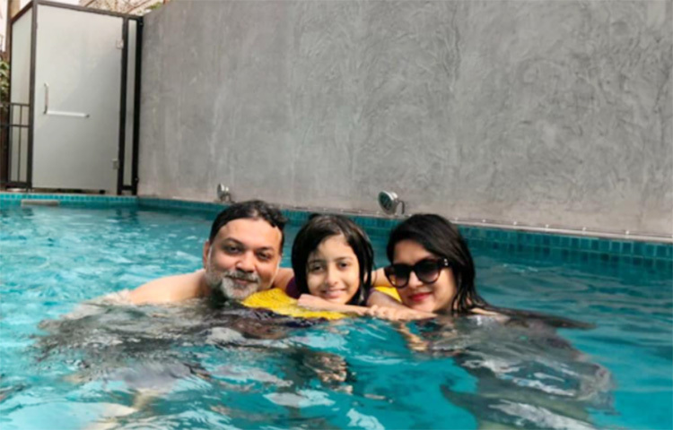 সুইমিং পুলের ছবিতে মিথিলার মেয়েকেও দেখা গেছে। ছবি: সংগৃহীত