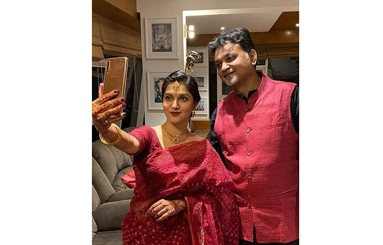 কলকাতার নির্মাতা সৃজিত মুখার্জির সঙ্গে মিথিলার প্রেম-বিয়ের গুঞ্জন চলছিল অনেক দিন থেকে।