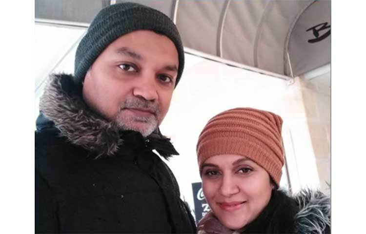 বড়দিনের আর বেশি দিন বাকি নেই। তাইতো রাস্তাঘাট সেজেছে আলোয়। ঠান্ডাও তো সেখানে বারোমাস। কালো লং জ্যাকেটে জেনেভার রাস্তায় ঘুরে বেড়াচ্ছেন মিথিলা, সঙ্গে বর সৃজিত।