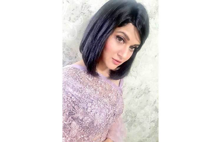 ফেসবুকে এই ছবি প্রকাশের পরে মিথিলার এক ভক্ত মন্তব্যে লিখছেন, ‘আমি যা দেখি, আপনি তা দেখেন??’