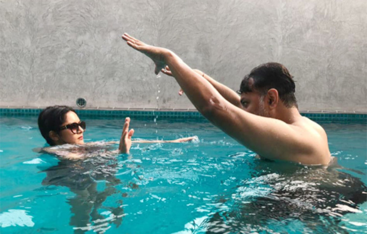 আনন্দে মেতেছেন সৃজিত-মিথিলা। ছবি: সংগৃহীত