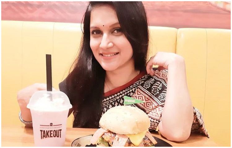 শাড়ি পরে রেস্টুরেন্টে খেতে খেতে এসেছেন তিনি। ছবি: ইনস্টাগ্রম