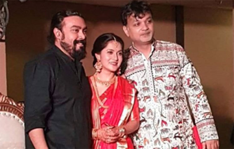 তাদের প্রিয়জনরা শুভ কামনা জানাতে এসেছিলেন।