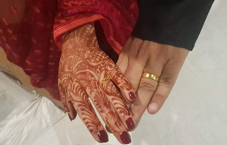 মিথিলা-সৃজিতের পরিচয় হয় অর্ণবের একটি মিউজিক ভিডিওতে কাজের মাধ্যমে। সেখান থেকেই বন্ধুত্ব তারপর প্রেম। এবার তাদের সেই প্রেম বিয়েতে পূর্ণতা পেল।