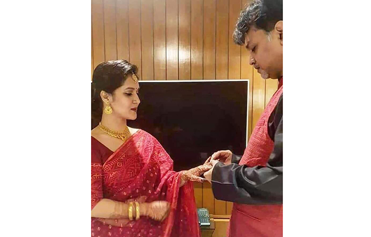 মিথিলাকে আংটি পরিয়ে দিচ্ছেন সৃজিত।