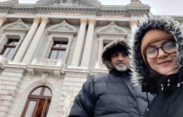 শীতের পোশাকে মিথিলা-সৃজিত। দুজনেই তারা কালো পোশাক পড়েছেন।