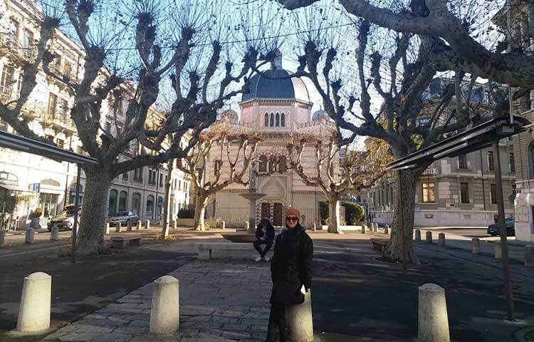 সৃজিতের ক্যামেরায় মিথিলা। তারা দুজনে জেনেভার বিভিন্ন দর্শনীয় স্থান ভ্রমণ করছেন।