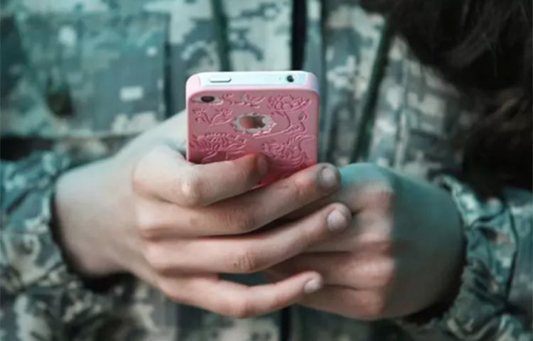 প্রথমে নিজের মোবাইল ফোনটি সুইচ অফ করুন, তারপর প্রটেক্টিভ কভারটি সরিয়ে ফেলুন।