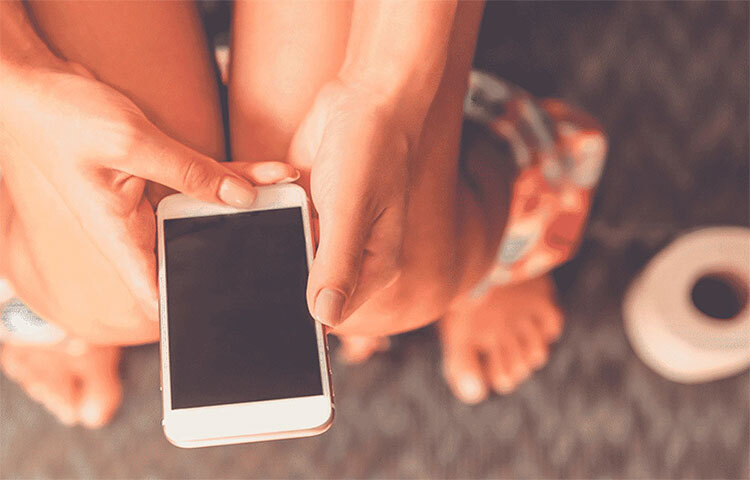 মোবাইল ছাড়া আমাদের এক মুহূর্তও চলে না। বলতে গেলে এখন অনেকেই টয়লেটে মোবাইল নিয়ে যান। কিন্তু টয়লেটে মোবাইল ব্যবহার করা আপনার স্বাস্থ্যের জন্য ক্ষতিকারক। ছবি: সংগৃহীত