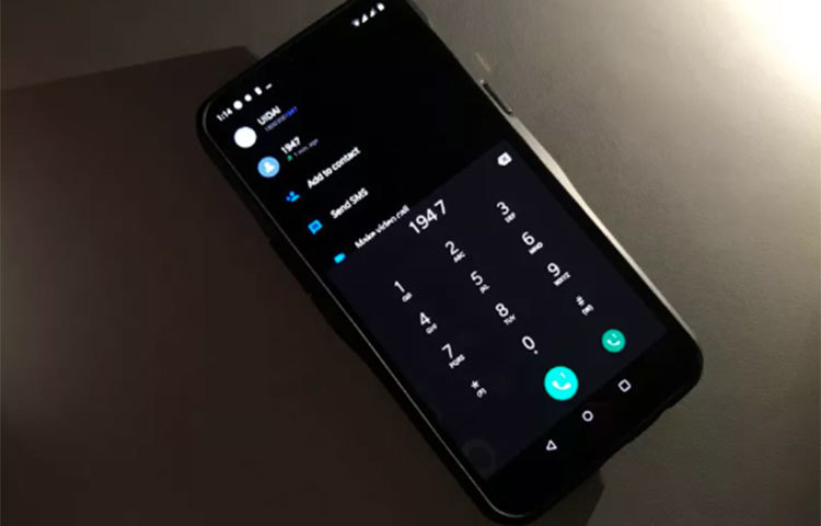 তারপর মোবাইল থেকে ব্যাটারিটা খুলে ফেলুন। সাধারণ ব্যবহারকারীরা মোবাইল পরিষ্কার করার সময় ব্যাটারি খুলে ফেলার কথা ভুলে যান। তাই এটি মনে করে প্রথমেই করে নেয়া ভালো।