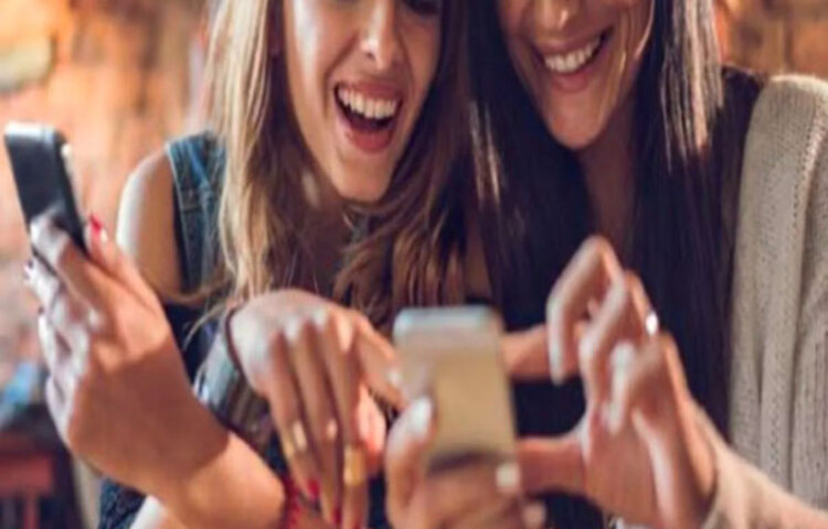 করোনার শুরুতে ঘরবন্দি জীবনে বিনোদনের নানা পথ বন্ধ হয়ে যাওয়ায় মুঠোফোনের গেম দুনিয়ায় ডুবেছিল সারা দেশ। সেখান থেকেই আসক্তি ছড়িয়েছে বলে মনে করছেন মোবাইল স্ট্র্যাটেজিস্ট ক্রেগ চ্যাপেল।