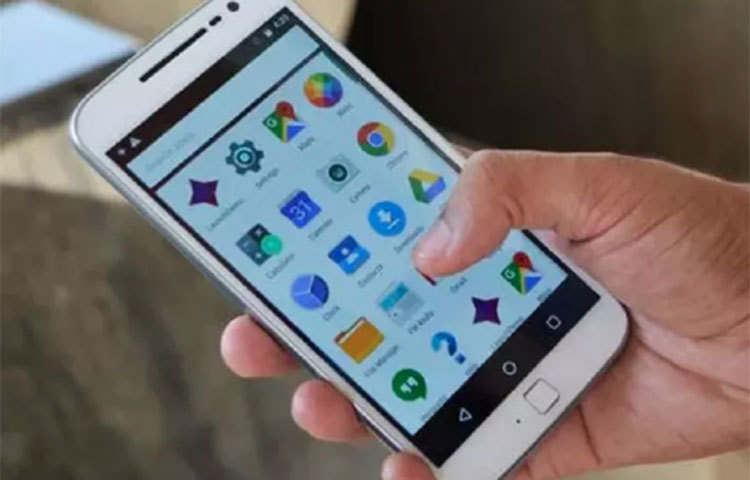 একটি শুকনো কাপড় দিয়ে মোবাইল ফোনটি পরিষ্কার করে ফেলুন।