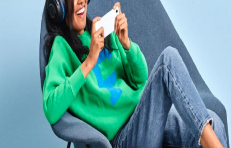 সমীক্ষার হিসাব বলছে মোবাইল গেমে আসক্তদের মধ্যে ৪০ শতাংশই মহিলা। মোবাইল কনসালটেন্সি অ্যাপ অ্যানি জানিয়েছে মোবাইল গেমিং এই বছরে রাতারাতি দারুণ ব্যবসা করেছে। বছরের শেষে মোবাইল গেমিং-এর বিশ্ব জুড়ে ব্যবসার অঙ্কটা গিয়ে দাঁড়াতে পারে ১০০ বিলিয়ন মার্কিন ডলার! ক্যান্ডি ক্রাশ, অনরস অব কিং, পোকেম্যান গো এই মোবাইল গেমগুলো রাতারাতি জনপ্রিয়তার শিখরে পৌঁছেছে।