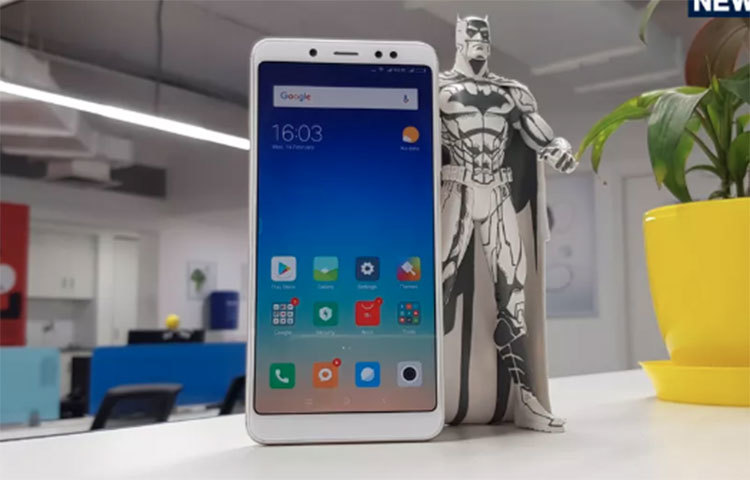 ফোনের চারদিকটাই পরিষ্কার করুন। দরকার পড়লে ব্রাশ দিয়ে ধুলো পরিষ্কার করে ফেলতে পারেন।