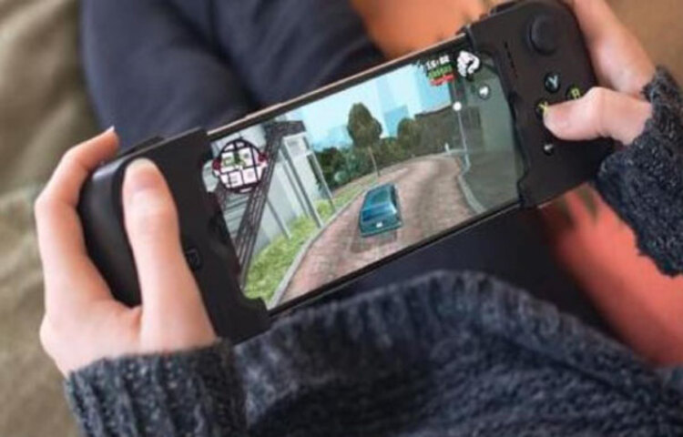 বেশ কিছু ভিডিও গেম বিনামূল্যেই ডাউনলোড করা যায়। সেখান থেকে নেশা তৈরি হয়ে গেলে আপডেট করার সময়ে অর্থ ব্যয় করতেও খুব সহজেই রাজি হয়ে যান গ্রাহক। এ হেন মোবাইল গেম যারা বানান, তাঁরা কৃত্রিম বুদ্ধিমত্তার উপরে ভর করেই বানান। এবং গ্রাহকের মনস্তত্ত্ব, আবেগ বুঝে বানান, ফলে পছন্দ আসক্তিতে পরিণত হতে খুব বেশি সময় লাগে না।