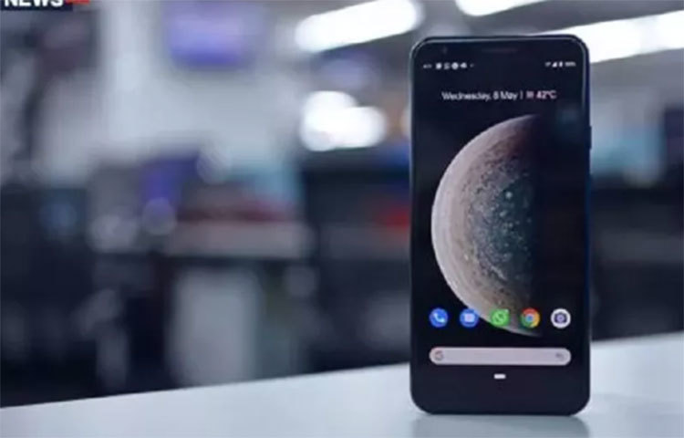 ব্লেয়ার ব্যবহার করে ফোনের চার্জিং পোর্ট, স্পিকার ও অডিও পোর্ট পরিষ্কার করতে ফেলতে পারেন। না হলে ফুঁ দিয়েও পরিষ্কার করতে পারেন।