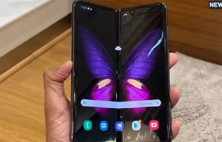 ক্যামেরা পরিষ্কার করার বিষয়ে ক্লিনিং লিকুইডের কাপড় ব্যবহার করতে পারেন।