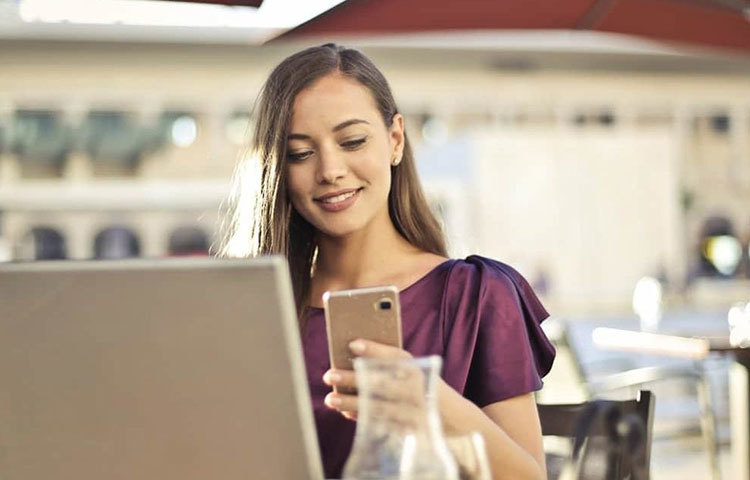 দিনভর মোবাইল হাতে থাকলে চোখের দৃষ্টি শক্তি কমে যায়।