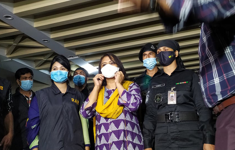 বৃহস্পতিবার (২৯ জুলাই) দিবাগত রাতে আওয়ামী লীগের মহিলাবিষয়ক উপ-কমিটির সদস্য হেলেনা জাহাঙ্গীরকে আটক করেছে র‌্যাব। পরে তাকে গ্রেফতার দেখানো। এখন তার বিরুদ্ধে আলাদতে মামলা চলছে। ছবি: জাগো নিউজ