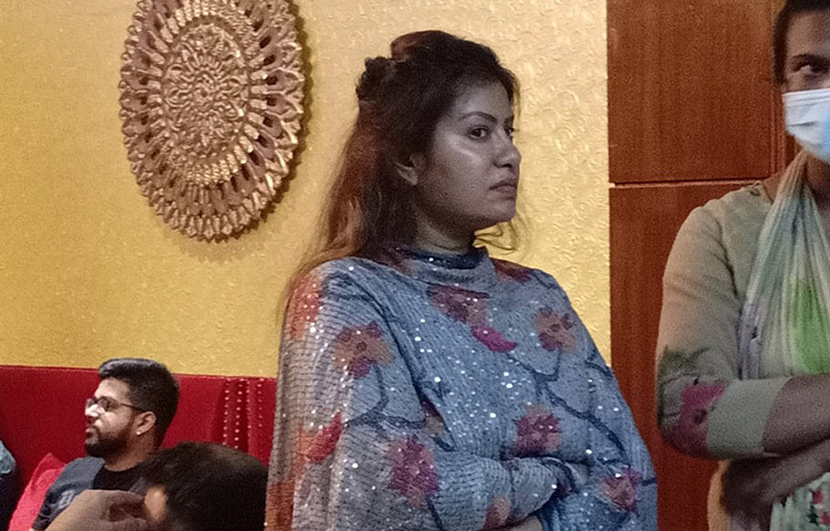 বিপুল পরিমাণ বিদেশি মদ, ইয়াবা ও সিসাসহ মডেল মরিয়ম আক্তার মৌকে রোববার (১ আগস্ট) রাতে আটক করেছে পুলিশ। ছবি: জাগো নিউজ