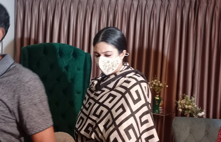 অন্যদিকে রোববার (১ আগস্ট) রাতে ফারিয়া মাহবুব পিয়াসাকে আটক করেছে ঢাকা মহানগর পুলিশের গোয়েন্দা (ডিবি) বিভাগ। রাজধানীর বারিধারায় মডেল পিয়াসার বাসায় অভিযান চালিয়ে আটক করা হয়। তার বাসাতে বিপুল পরিমাণ বিদেশি মদ, ইয়াবা পাওয়া যায়। ছবি: জাগো নিউজ