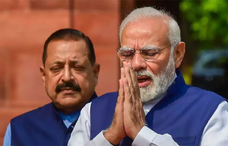 ২০২২ সালের ৩১ মার্চ অবধি করা হিসাব অনুযায়ী, প্রধানমন্ত্রীর কাছে থাকা মোট নগদের পরিমাণ, ৩৫ হাজার ২৫০ রুপি। এই অংক গত বছরের তুলনায় কমেছে। গত বছরের ৩১ মার্চে প্রধানমন্ত্রীর কাছে নগদ রুপি ছিল মোট ৩৬ হাজার ৯০০ রুপি। ছবি: সংগৃহীত
