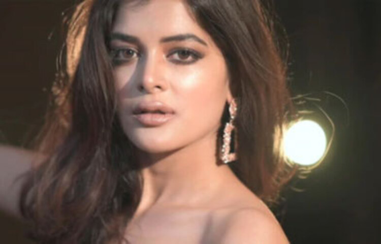 ভিডিওতে নিজস্ব স্টাইলে ধরা দিয়েছেন মধুমিতা। সোশ্যাল মিডিয়ায় এখন অন্যতম জনপ্রিয় ছোটপর্দার নায়িকা তিনি।