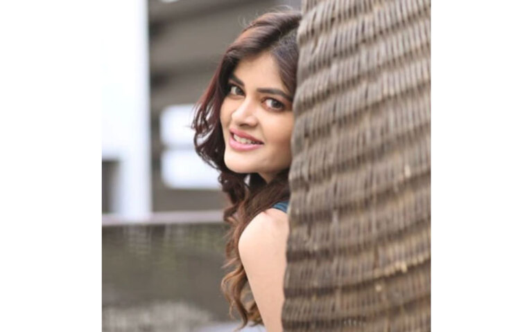 কেবল অভিনয় নয়, ইন্ডাস্ট্রির অন্যতম পছন্দের মডেলও এখন মধুমিতাই। উল্লেখ্য, ‘বোঝে না সে বোঝে না’, ‘কেয়ার করি না’, ‘কুসুমদোলা’ সিরিয়ালগুলোর মাধ্যমে তিনি জনপ্রিয়তা অর্জন করেছেন।