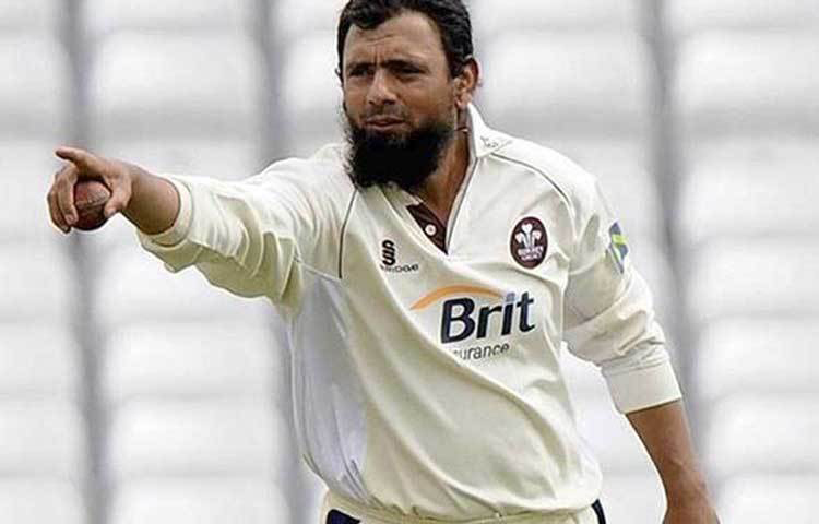 সাকলাইন মোস্তাক: ১৯৯৮ সালের ঘটনা। দক্ষিণ আফ্রিকা সফরে গিয়েছে পাকিস্তানের ক্রিকেট দল। দলের সঙ্গে ছিলেন নির্ভরযোগ্য বোলার সাকলাইন মোস্তাক। সেই সময়ে ওখানকার বিখ্যাত এক স্ট্রিপ ক্লাবে তার যৌন কেলেঙ্কারির ছবি প্রকাশ্যে আসে। সেখানে কয়েক জনের সঙ্গে মারপিটও হয় দুজনের।