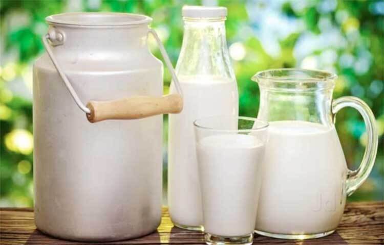 বাজারের ময়েশ্চারাইজার ছাড়াও ত্বকের দারুণভাবে যত্ন নেয়া সম্ভব। প্রতিদিন কাঁচা দুধের সঙ্গে লেবুর রস, বেসন, মধু মিশিয়ে নিয়ে মুখে আর হাতে পায়ে লাগান। ১০ মিনিট রেখে ভালো করে ঘষে হালকা গরম পানিতে ধুয়ে নিন। এরপর সাবান মেখে ভালো করে ধুয়ে তেল মাখুন। এক্ষেত্রে অলিভ অয়েলই সবচেয়ে ভালো। তেল মেখে ভালো করে গোসল করুন। এরপর গোসল করে শুকনো করে গা মুছে নিন। ছবি: সংগৃহীত