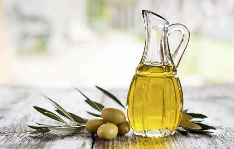 অলিভ অয়েল ১ চামচ, ৫ চামচ লবণ, ১ চামচ লেবুর রস মিশিয়ে একটি স্ক্রাব তৈরি করুন। এবার এই স্ক্রাব মুখে শরীরে ভালো করে লাগিয়ে নিন। ১০ মিনিট রেখে ধুয়ে নিন। এতে মরা কোষ যেমন উঠে যাবে তেমনই শুষ্ক ভাব দূর হবে। ভেতর থেকে তেলের ক্ষরণ বজায় থাকবে। ছবি: সংগৃহীত