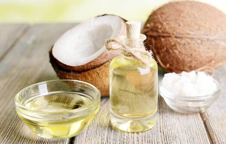 এক মগ পানিতে দু-চার ফোঁটা তেল মিশিয়ে গায়ে ঢালুন। তারপর হালকা করে মুছে নিন। ত্বক নরম থাকবে। নতুন কোনও প্রসাধনী ব্যবহার করবেন না। পুরনো প্রসাধনীতে অ্যালার্জি হলে সঙ্গে সঙ্গে ত্বক বিশেষজ্ঞদের পরামর্শ নিয়ে তা বদল করুন। নিজের সিদ্ধান্তে এক ব্র্যান্ড ছেড়ে অন্য ব্র্যান্ডের ব্যবহার শুরু করে দেবেন না। ব্রণ হলে মুখে মাথায় তেল দেবেন না। বাইরে বেরোলে সানস্ক্রিন মেখে নিন। ছবি: সংগৃহীত