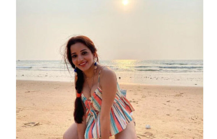 গোয়ার বিচে ঘুরতে গিয়ে সব ছবি মোনালিসা নিজেই ইনস্টাগ্রামে পোস্ট করেছেন। ছবি: ইনস্টাগ্রাম