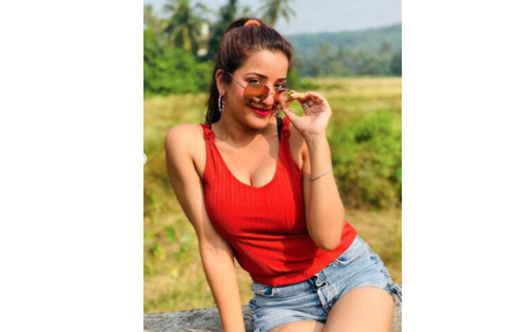ডেনিমের হটপ্যান্ট আর লাল টপে লাস্যময়ী মোনালিসা। ছবি: ইনস্টাগ্রাম