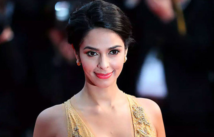 শোনা যায়, এই ভূমিকায় অভিনয়ের জন্য অফার করা হয়েছিল ঐশ্বর্য, বিপাশা, কারিনা, লারা দত্তসহ অন্য নায়িকাদেরও। কিন্তু নগ্ন দৃশ্যে অভিনয় করতে কেউ রাজি হননি। ফলে শেষ অবধি ছবিতে দেখা গিয়েছিল মল্লিকাকে।