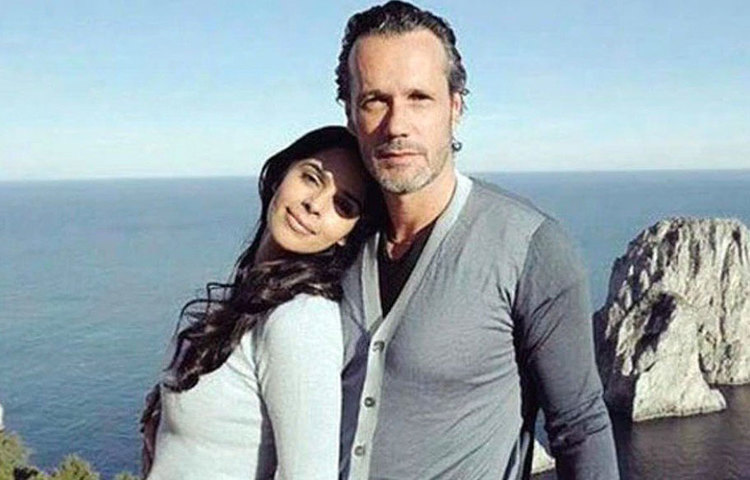 তবে একটা সময় পর তিনি বিদেশেই বেশির ভাগ সময় কাটাতেন। এই সময় ফ্রান্সের ধনকুবের শিল্পপতি সিরিল অক্সেফান্সের সঙ্গে তিনি ডেট করছেন বলেও শোনা যেতে থাকে।