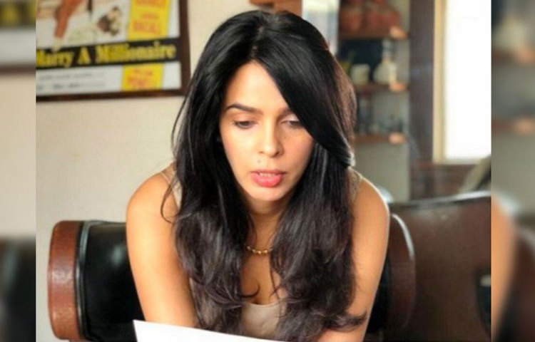 প্যারিসের অভিজাত এলাকায় মহার্ঘ্য অ্যাপার্টমেন্টও ভাড়া নেন মল্লিকা। ১৯ শতকে তৈরি এই বিশাল অ্যাপার্টমেন্ট অত্যন্ত বিলাসবহুল। যার মাসিক ভাড়া ছিল কয়েক লাখ টাকা।