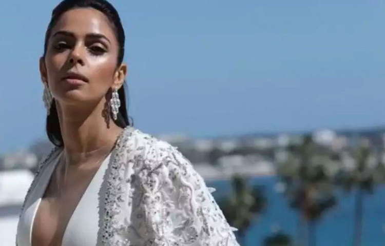 কিন্তু এই ফ্ল্যাট থেকে সিরিল ও মল্লিকাকে উচ্ছেদ করার নির্দেশ দেয় আদালত। কারণ বাড়ির মালিকের অভিযোগ ছিল তারা বাড়িভাড়া দেননি ঠিকমতো। ভাড়া না মেটালে তাদের সমস্ত আসবাব বাজেয়াপ্ত করার নির্দেশও দেয়া হয়েছিল। পরে এই প্রসঙ্গে মল্লিকাকে সংবাদমাধ্যমে জিজ্ঞাসা করা হলে তিনি পুরো ঘটনাই অস্বীকার করেন।