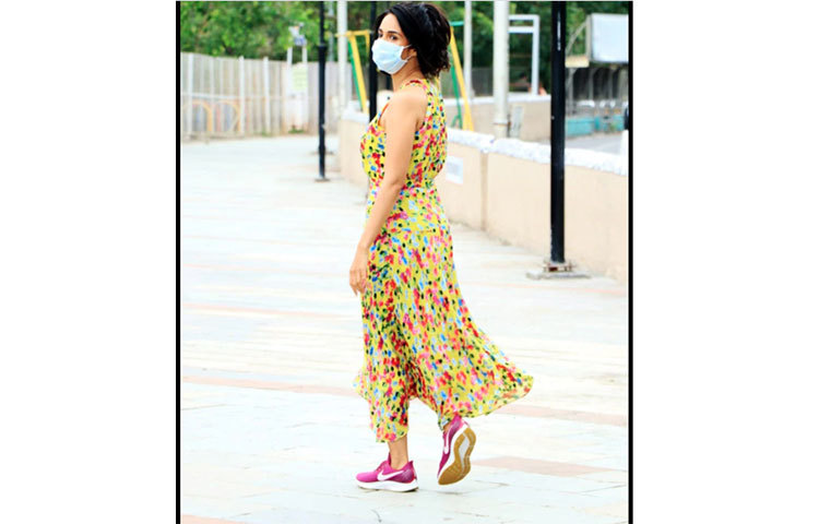 মল্লিকা তার প্রিয় রাস্তায় হাঁটছেন।