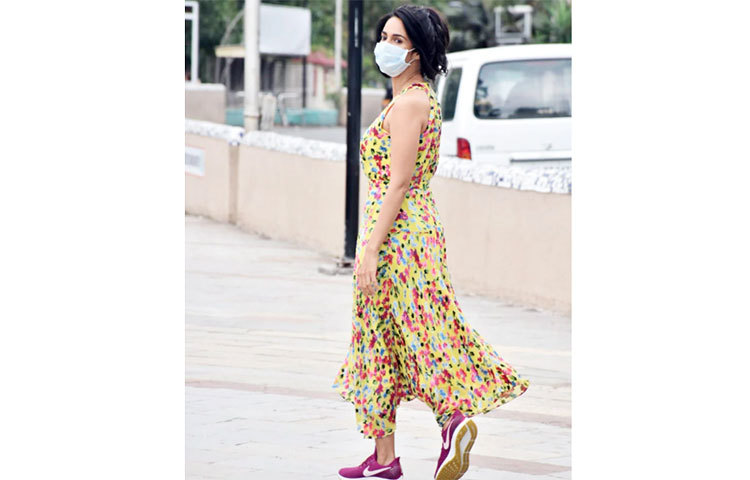 করোনাভাইরাস থেকে মুক্ত থাকতে মাস্ক পরে বের হতে ভুল করেননি মল্লিকা।