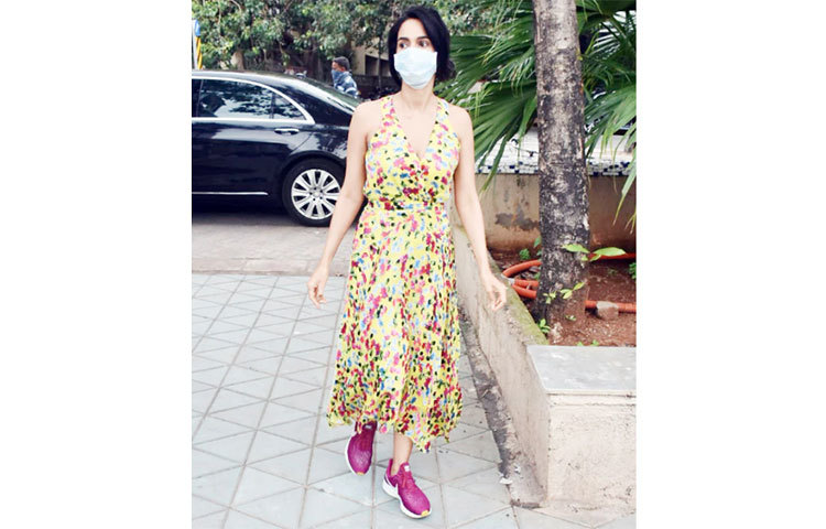 অনেকদিন পর বের হতে পেরে আনন্দিত মল্লিকা।