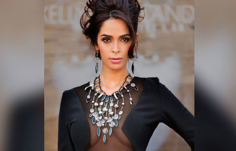 ২০০০ সালে বিয়ে করেন মল্লিকা এবং কর্ণ সিং গিল। কিন্তু এক বছরের মধ্যেই বিবাহিত জীবনে দমবন্ধ মনে হতে থাকে মল্লিকার। ২০০১ সালে বিবাহবিচ্ছেদের পরে মডেলিংয়ে নতুন ক্যারিয়ার শুরু করেন মল্লিকা।