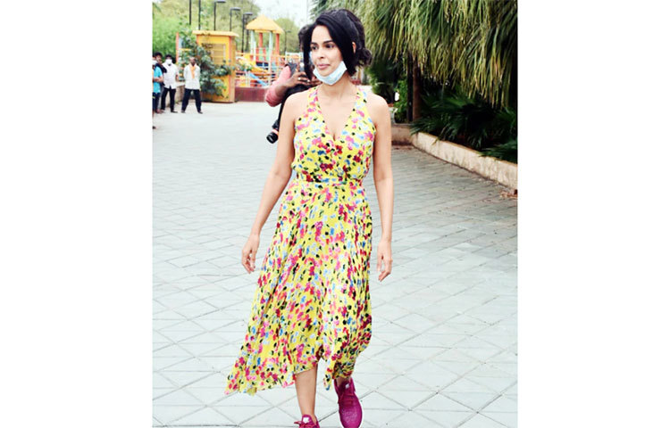 মল্লিকাকে দেখে পাপ্পারাজ্জিরাও ছুটে আসেন।