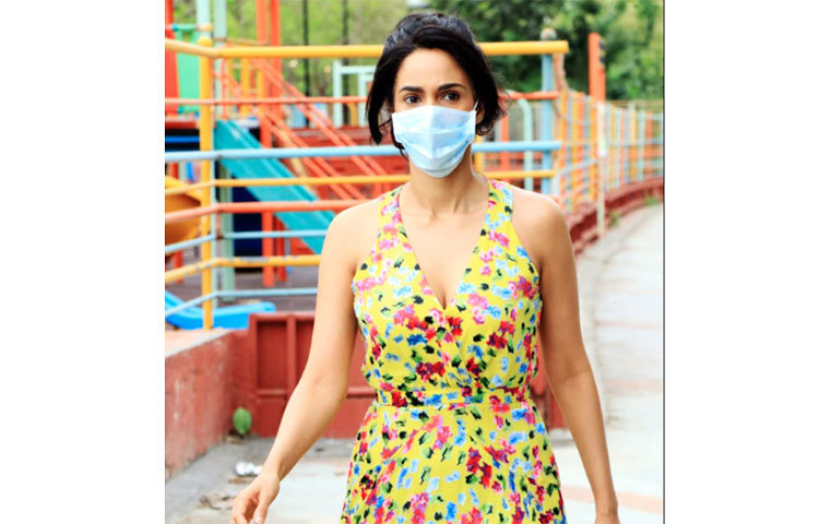 রাস্তা বের হয়ে মল্লিকা আসলে কারো সাথে কথা বলেননি।