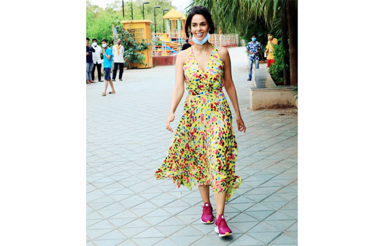 হাসি-খুশি মল্লিকা।