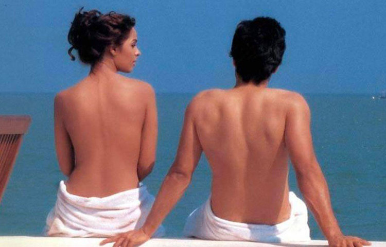 ২০০৪ সালে মুক্তি পেল ‘মার্ডার’। মহেশ ভাটের প্রযোজনায় অনুরাগ বসুর পরিচালনায় এই ছবির সুবাদে সেই জনপ্রিয়তা ও পরিচয় পেলেন মল্লিকা, যার জন্য তিনি বিয়ে ভেঙে বলিউডমুখী হয়েছিলেন।