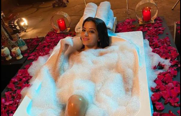 ‘দুপুর ঠাকুরপো’ খ্যাত অভিনেত্রী মোনালিসার এই গোসলের দৃশ্য ভাইরাল হয়েছে।