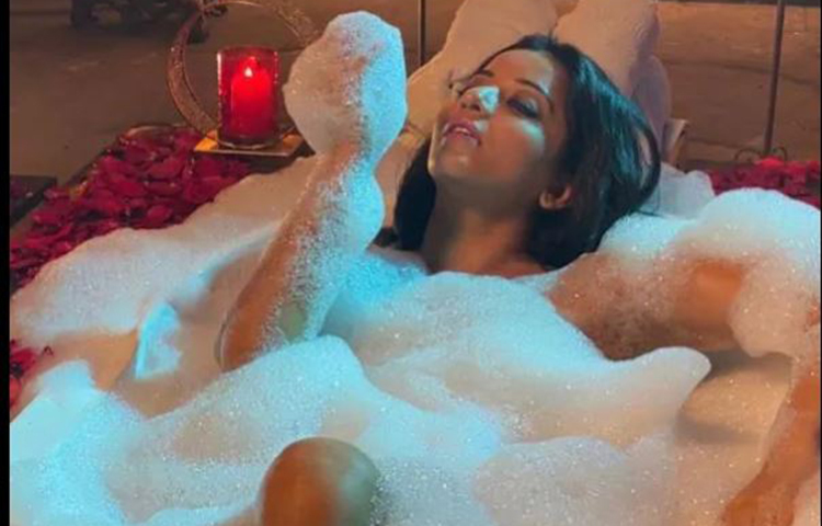 হিন্দি ধারাবাহিক ‘নজর’-এর জন্যই এই দৃশ্যের শুটিং করেন মোনালিসা।