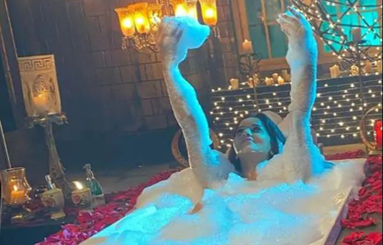 শুটিংয়ের সময় ‘ঝুমা বৌদি’র দুষ্টুমি।